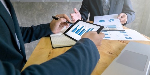 بكالوريوس العلوم (مع مرتبة الشرف) الاقتصاد مع الخدمات المصرفية