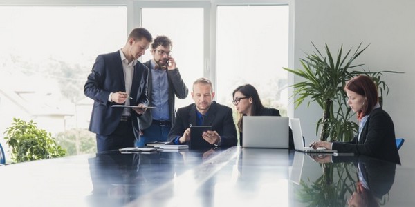 بكالوريوس في إدارة الشركات مع العلاقات مع مرتبة الشرف