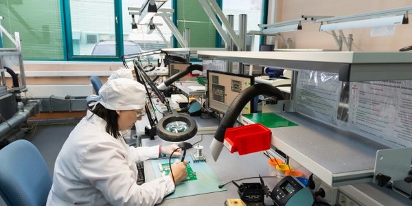 بكالوريوس في الهندسة (مع مرتبة الشرف) في الهندسة الكهربائية والإلكترونية