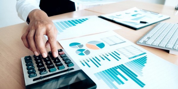 بكالوريوس في التمويل الإسلامي والمصرفية مع مرتبة الشرف بالمؤهلات المهنية
